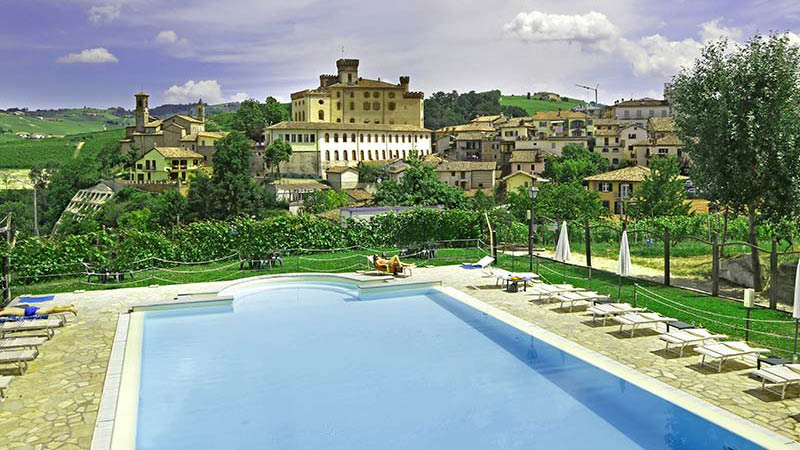 Hotel Barolo med dess pool, i Piemonte i Italien.